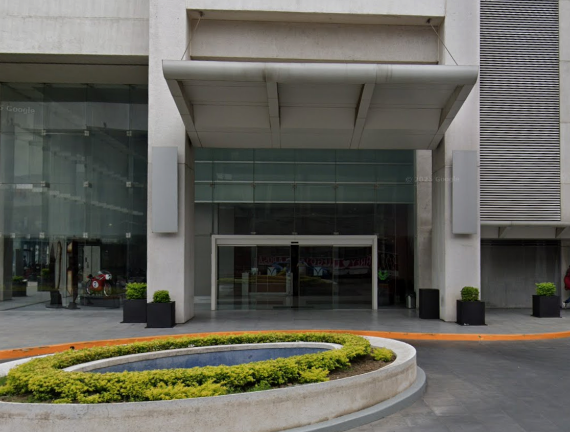 Entrada principal del edificio de oficinas