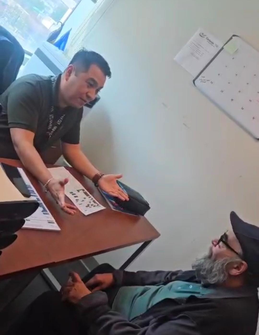 Asesoría personalizada con un cliente en nuestras oficinas